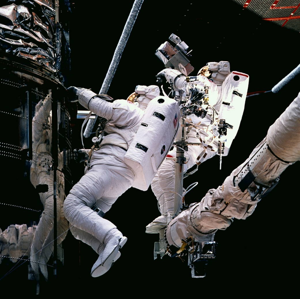 Astronauten reparieren Hubble (Copyright: NASA)